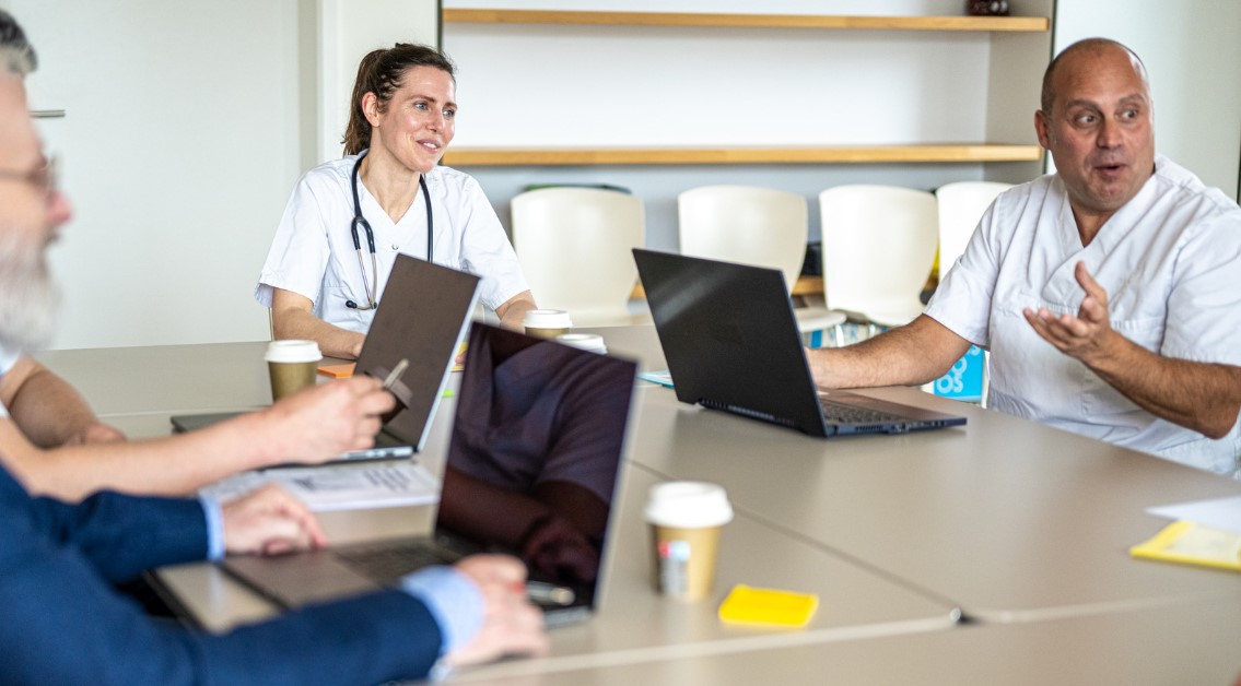 Meeting Tisch Krankenhaus Mitarbeiter